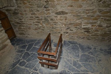 Almanya 'daki ortaçağ Freienfels Kalesi' nde merdivenler aşağı kata iniyor.