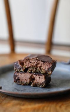 Fıstık ezmesi ile yapılan çiğ vejetaryen çikolatalı kekin yakın çekimi.