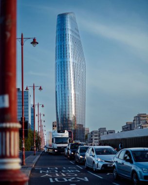 Londra 'da, İngiltere' de arka planında mavi gökyüzü olan bir Blackfriars binası olan sokakta bir araba.