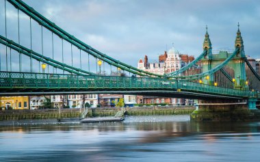 Londra 'daki Hammersmith Köprüsü' nün havadan görüntüsü.