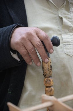 Bastonunu tutan yaşlı bir adamın dikey yakın çekimi.