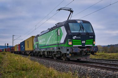 Ana vadiden geçen güzel bir lokomotif manzarası.