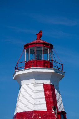 Campobello, New Brunswick 'teki mavi gökyüzü arka planında Liman Müdürü' nün dikey görüntüsü.