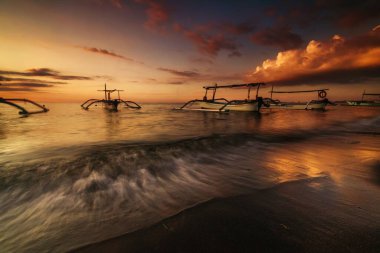Gün batımında uzun pozlu güzel bir deniz manzarası.