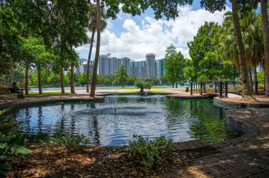 Yapay gölün üzerinde küçük bir köprüsü olan güzel bir park.