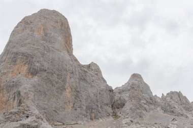Naranjo de Bulnes, Asturias, İspanya 'daki kayalık dağların nefes kesici manzarası
