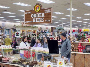 Texas City, TX, ABD - 18 Aralık 2022 Buc-ee 'nin müşterileri Teksas' taki Buc-ee 'nin fırınının yanında duruyorlar.