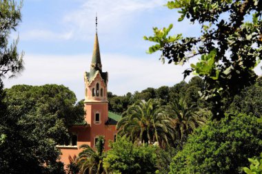 Barcelona, Park Guell 'deki Gaudi Müzesi' nin güzel bir fotoğrafı.