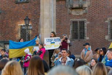 Rusya 'nın Ukraynalıların Polonya' nın Wroclaw kentindeki Ukrayna 'daki savaşa karşı tezahüratı