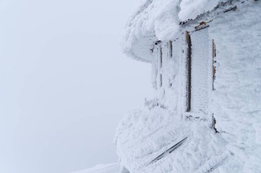 Kışın binayı kaplayan karların yakın çekimi.