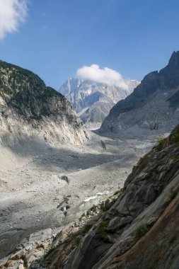 Kayalık dağların ortasındaki bir yolun dikey çekimi