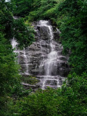 Gürcistan 'da bir şelalenin gün içindeki dikey görüntüsü.