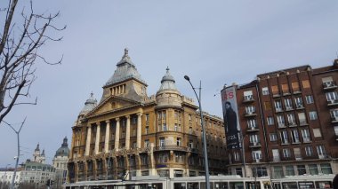 Macaristan 'ın Budapeşte şehrinde sonbaharda, arka planda mavi gökyüzü olan Anker Sarayı' nın alçak açılı bir görüntüsü.