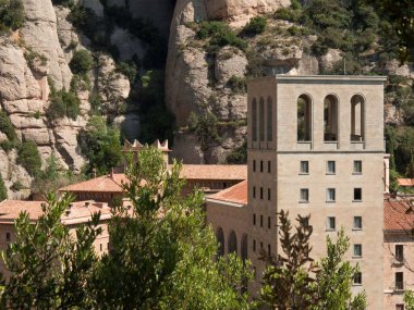 Montserrat Manastırı Katalonya, İspanya 'daki Montserrat Dağı' nda ağaçlarla çevrili.