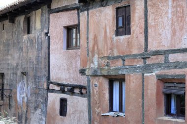 İspanya, Albarracin 'deki tarihi binaların güzel bir görüntüsü.