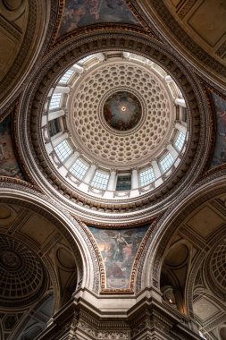 Paris, Fransa 'daki Pantheon' un güzel tavanının dikey çekimi.
