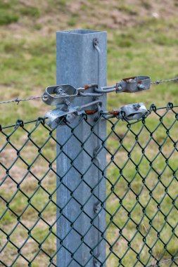 Çelik tel çitin tarladan önceki dikey detaylı görüntüsü