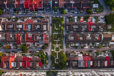 Petaling Jaya şehrinin çatılarının havadan görünüşü.
