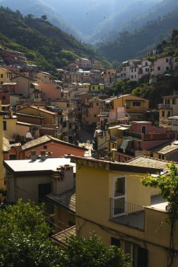 Cinque Terre köyünün çatıları. Geleneksel evler, sisli gökyüzü.