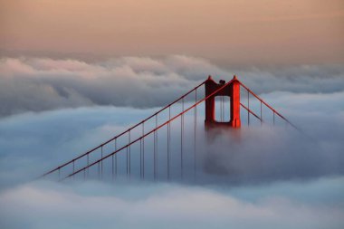 San Francisco 'da sisli bir günde bulutların arasına gizlenmiş Golden Gate köprüsünün hava görüntüsü.
