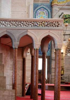 Selimiye Camii 'nin kemerlerindeki balkonun dikey görüntüsü.