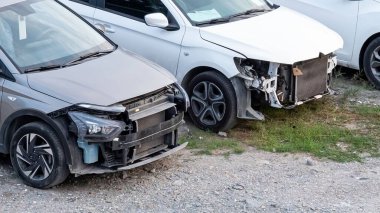 Kazadan sonra hasar gören arabalar, ön manzara.