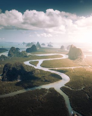 Tayland, Phang-nga 'da nehir ve yüksek kireçtaşı adacıkları olan bir arazinin dikey hava görüntüsü