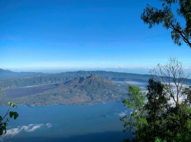 Nehirle çevrili volkanik bir dağın kuş bakışı görüntüsü.