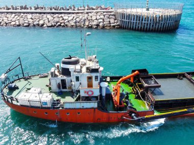 Ashdod kıyısındaki bir balıkçı teknesinin yüksek açılı görüntüsü. İsrail.
