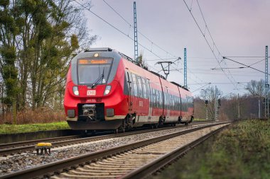 Bölgesel tren olarak Marquardt 'tan geçen kırmızı renkli trenin yakın görüntüsü
