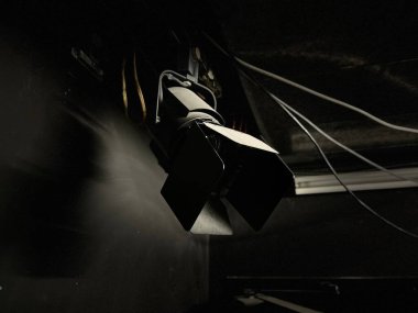 Görüntü yönetmenliğinde kullanılan karanlık bir arkaplanda kamera aydınlatması için özel bir ekipman.