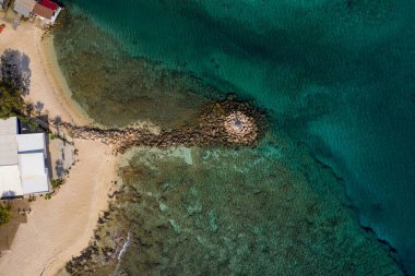 Liopetri Nehri 'nin havadan görünüşü ve kayalardan yapılmış bir rıhtım.