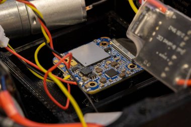 3D baskılı şaside elektrik mühendisliği prototipi için kullanılan bir mikroçip işlemcisine yakın plan..