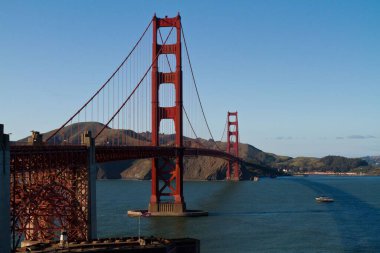 Gün boyunca Golden Gate Köprüsü ve Baker Sahili 'nin güzel bir görüntüsü.