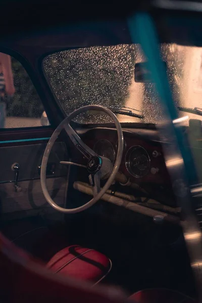 Wnętrze Czerwonego Samochodu Vintage Ulicach Włoch — Zdjęcie stockowe