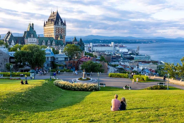 Vacker Utsikt Över Chateau Frontenac Omgiven Grönska Quebec Kanada — Stockfoto