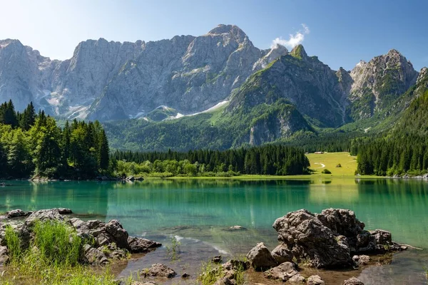 イタリアの木の木と山のあるLacs Fusine Lakeの風景 — ストック写真