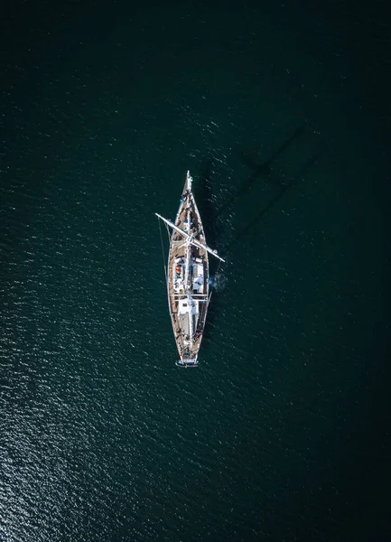 Вертикальный Снимок Белой Яхты Плывущей Морю Солнечный День — стоковое фото
