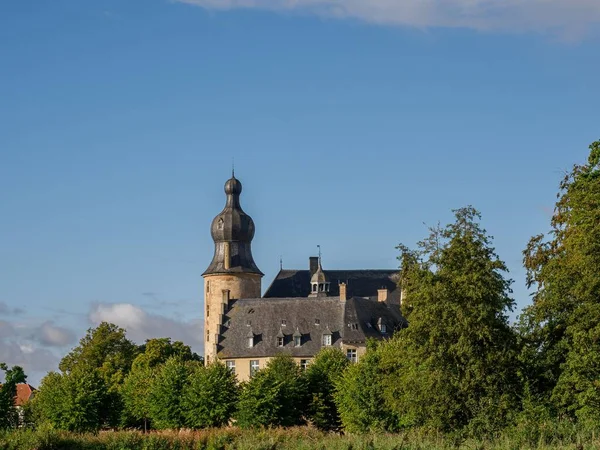 Zamek Gemen Borken Niemcy Skyscape Tle Otoczony Roślinnością — Zdjęcie stockowe