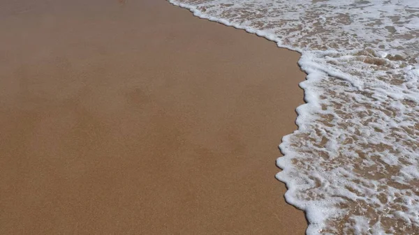 Eine Nahaufnahme Des Meerschaums Der Auf Goldenem Sand Bricht — Stockfoto