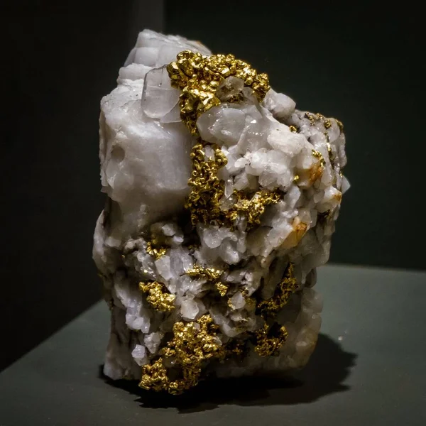 Siyah Arka Planda Izole Edilmiş Bir Altın Kristal — Stok fotoğraf