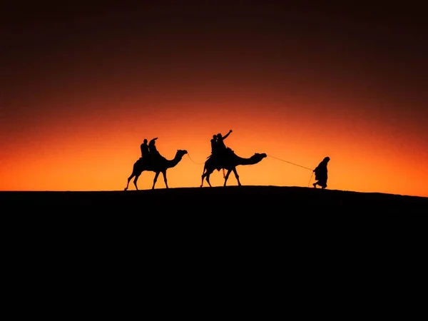 Sylwetki Przyczepy Kempingowej Pustyni Zachodzie Słońca — Zdjęcie stockowe