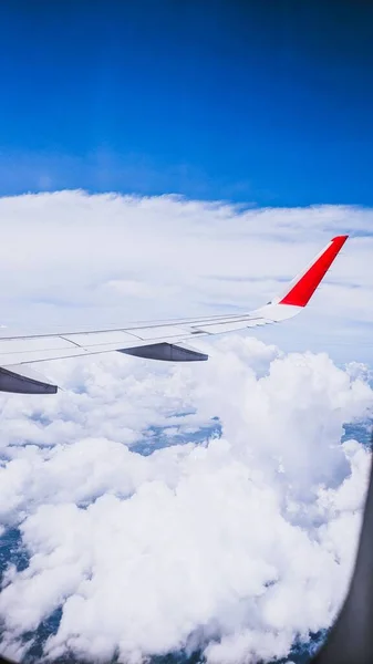 Вертикальный Снимок Неба Крыла Самолета Через Окно — стоковое фото