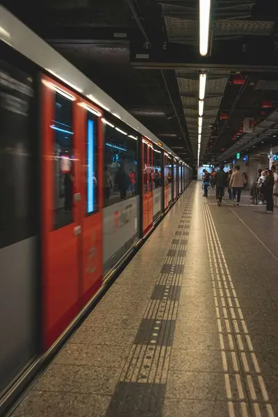 Vertikal Bild Människor Tunnelbanestationen Amsterdam Nederländerna — Stockfoto