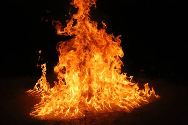 黒い背景に孤立した炎のクローズアップビュー — ストック写真