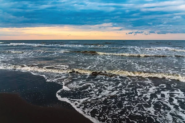 Piękne Ujęcie Morza Falami Morskimi Pod Dramatycznym Niebem — Zdjęcie stockowe