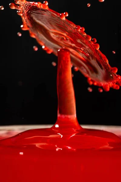 Een Verticale Close Van Rode Verf Druppel Botsing — Stockfoto