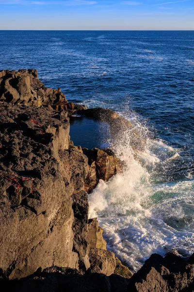 在冰岛 一个垂直的高角度海浪拍击悬崖 — 图库照片