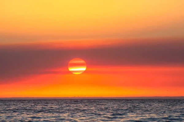 Der Wunderschöne Orangefarbene Sonnenuntergang Über Der Blauen Meereslandschaft — Stockfoto