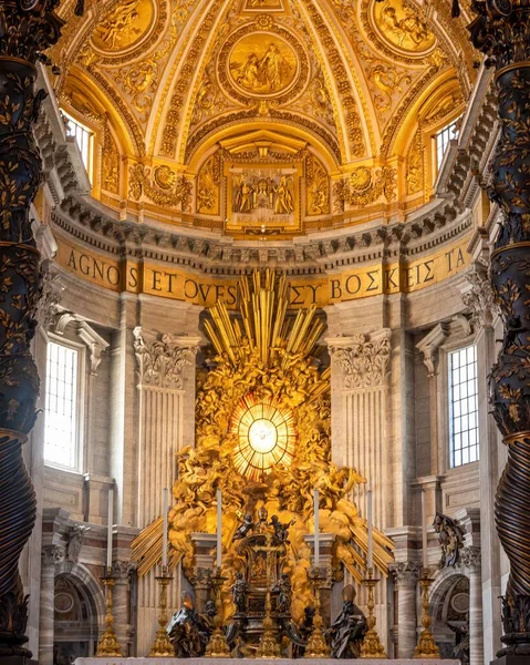 Pystysuora Kuva Sisätilojen Saint Peter Basilica Puheenjohtaja Saint Peter — kuvapankkivalokuva